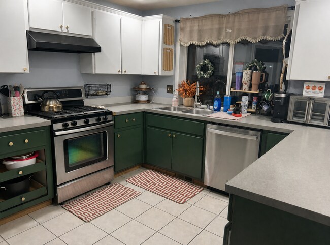 Building Photo - Ideal 4 bedroom home