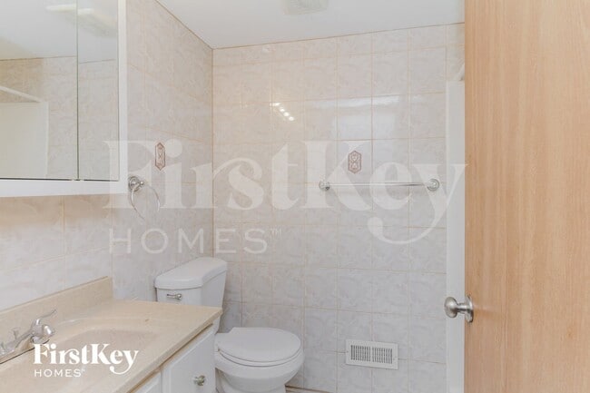 Building Photo - 753 Willow Rd