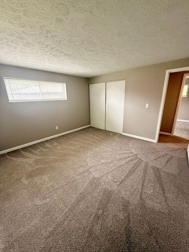 Building Photo - Move-In Ready 2BR in Kettering | Granite Counters + New Carpet