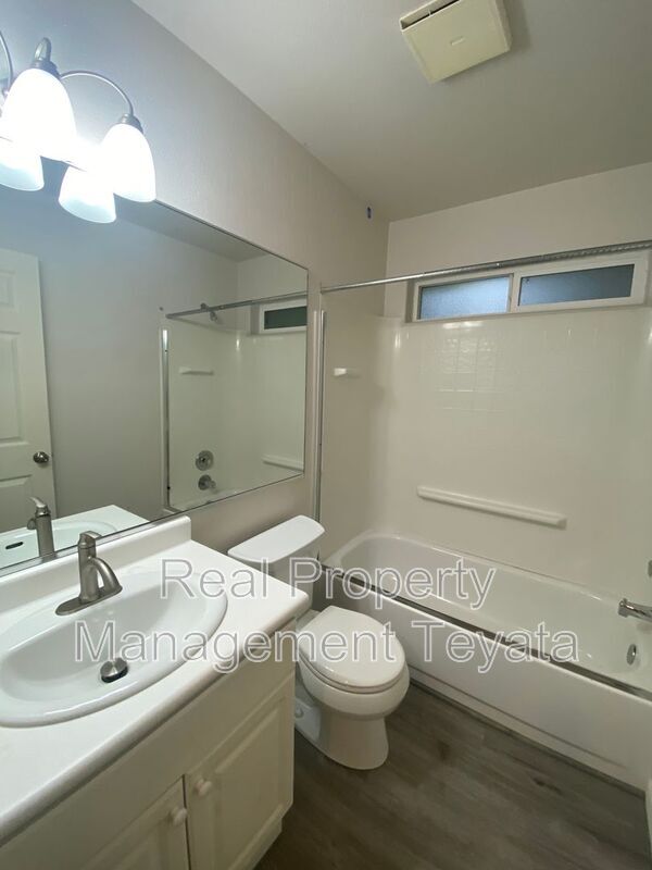 Building Photo - 25 Tumbling Water Dr
