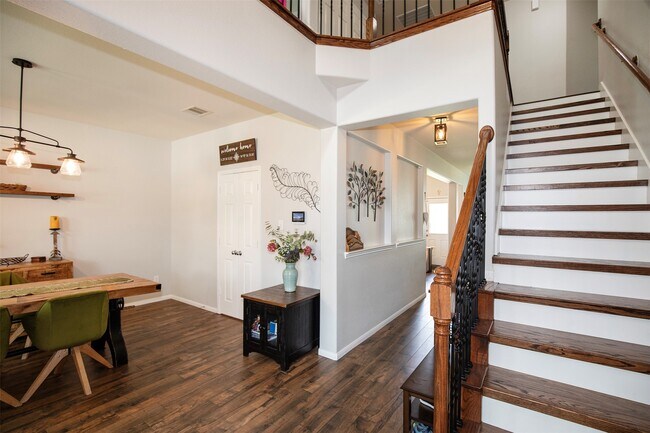 Building Photo - 2110 Stonehollow Ct