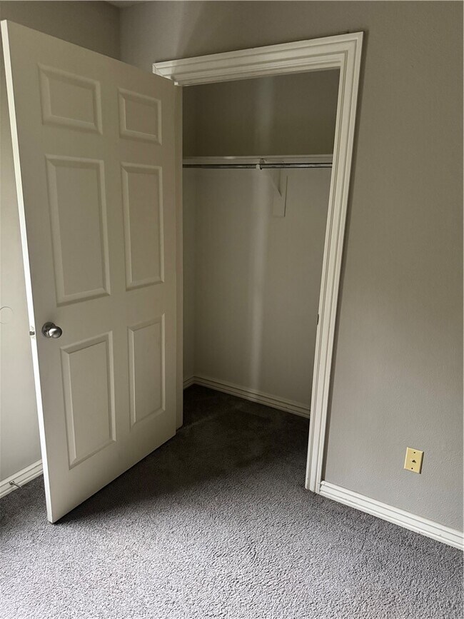 Building Photo - 1015 Oakwood Ln