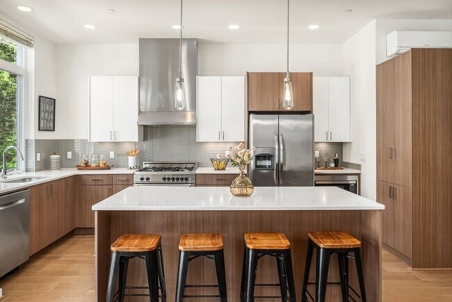Building Photo - Fantastic Bellevue Townhouse with View...