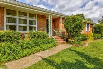 Building Photo - 3 Bedroom, Meticulously Maintained Updated...