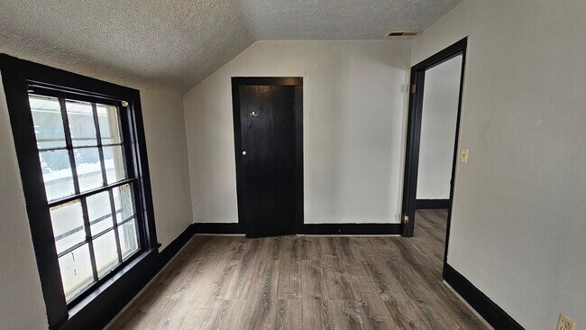 Building Photo - 118-118.5-1185 Wood St