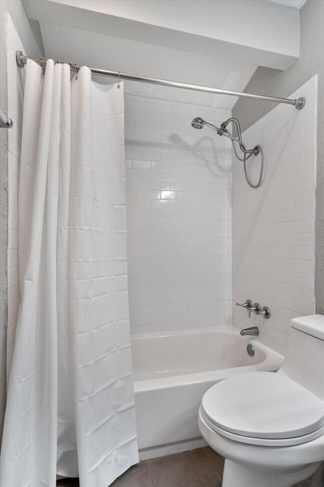 Building Photo - Perfectly Located Townhome in South Austin