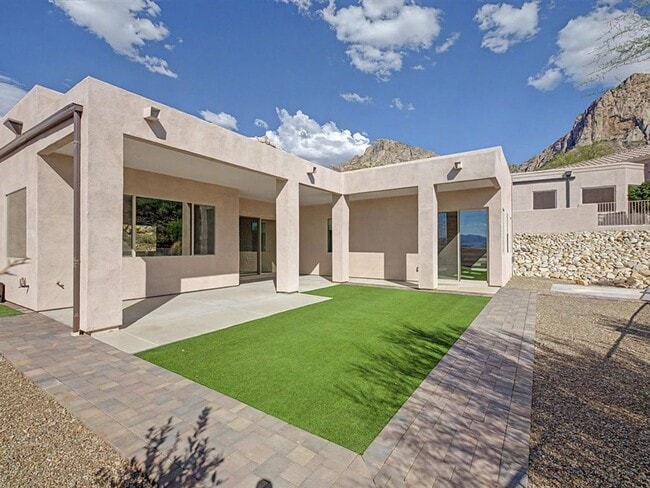 Building Photo - Desert Luxury Living in a Gated Community with Stunning Mountain Views!