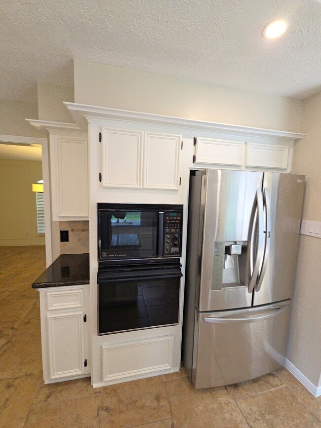 Building Photo - 2502 Fairwind Dr