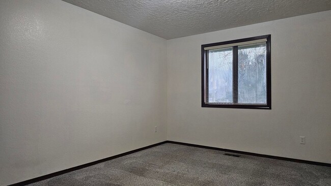 Building Photo - Make This West Boise Home Your Holiday Haven — 3 Beds, 2 Baths!