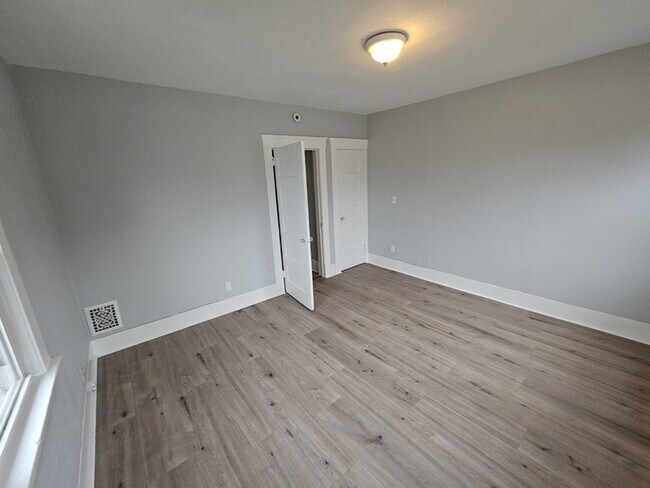 Building Photo - 1852 E 32nd St