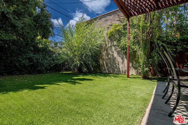 Building Photo - 517 N Poinsettia Pl