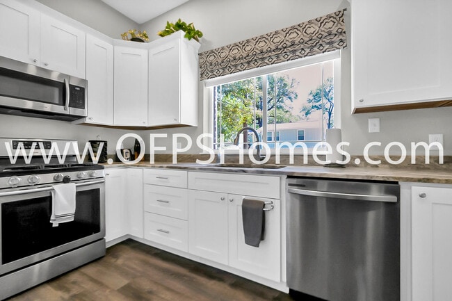 Building Photo - 712 Cypress Dr