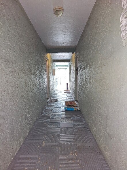 Building Photo - 1005 SW 15th Ave