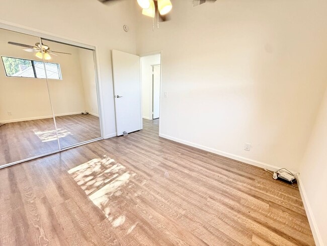 Building Photo - 385 Loma Ave