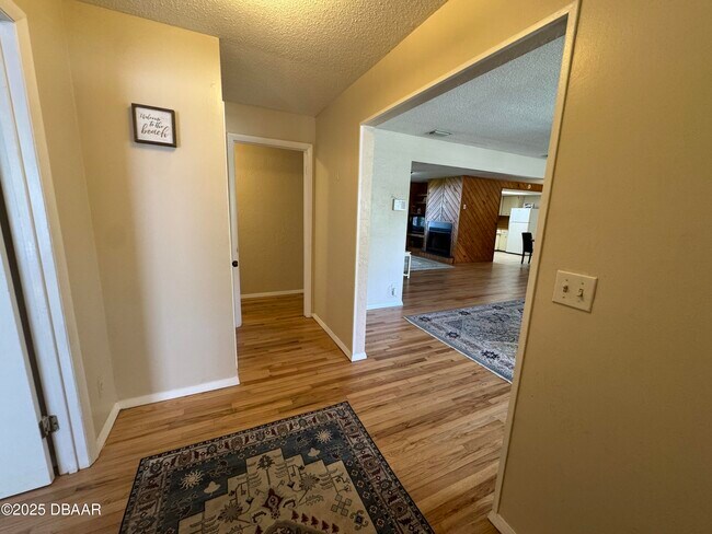 Building Photo - 730 Lindenwood Cir E