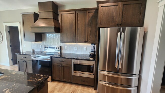 Building Photo - 5 Bedroom, 3 Full Bathroom House with 3 Ca...