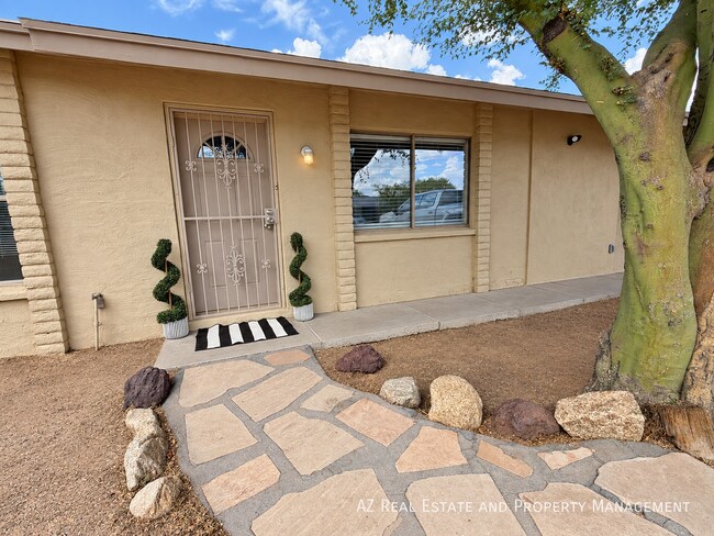 Building Photo - 4528 W Palm Ln