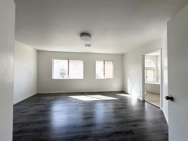 Building Photo - Beautifully renovated and move-in ready home located in the heart of Green Valley