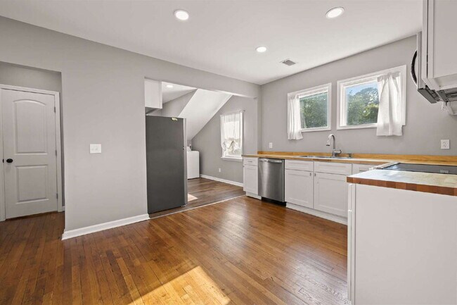 Building Photo - Renovated 3 Bed • 1.5 Bath Upstairs Unit -...