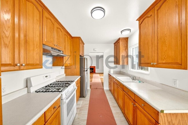 Building Photo - 1200 E Elgenia Ave