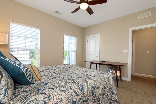 Building Photo - Low Maintenance Condo Living
