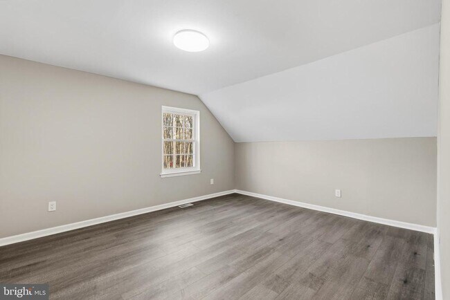 Building Photo - 221 Oak Ln