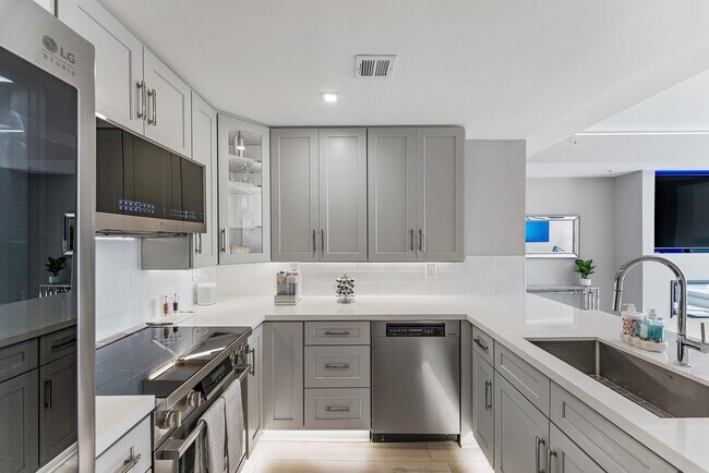 Building Photo - 255 Evernia St