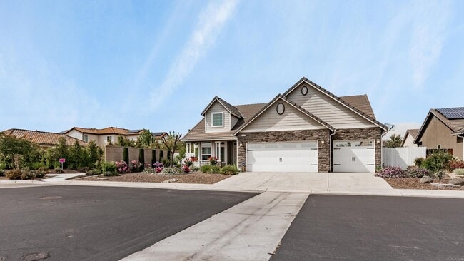 Building Photo - Amazing 3 Bedroom+Flex Room/2 Bath/3 Car G...