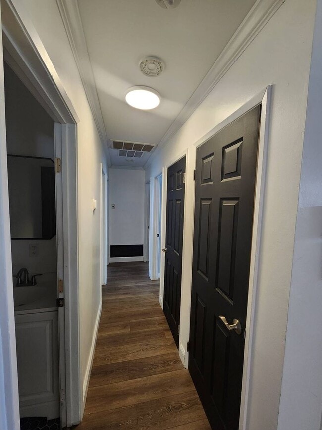 Building Photo - MUST SEE!!! Move in Ready! 3 Bedroom Home