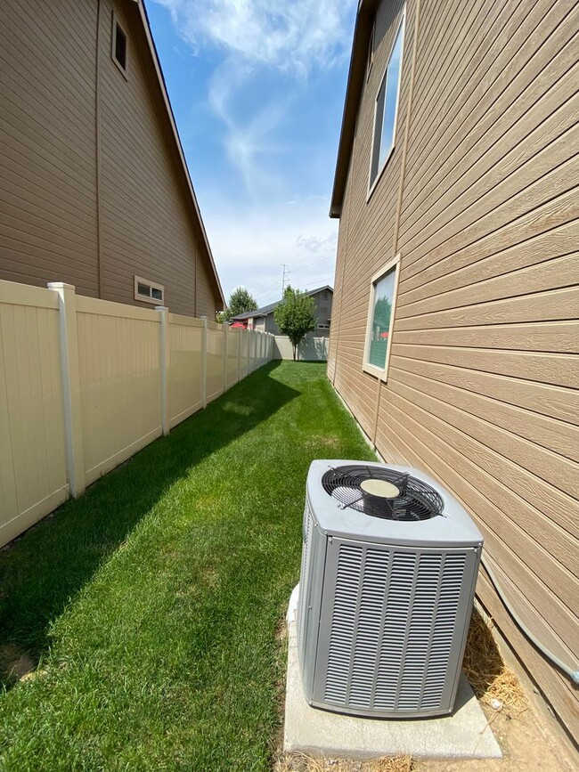 Building Photo - Lawn Care included!  4 bed 2.5 bath Neighb...