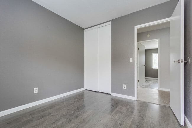 Building Photo - Spacious 3 Bedroom Condo Available for Move In May 1st