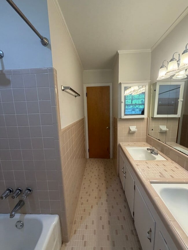 Building Photo - 215 Lesesne Dr