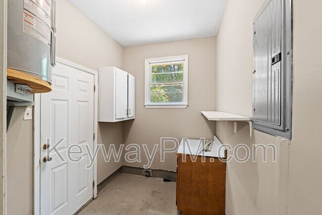 Building Photo - 3301 Westmont Dr