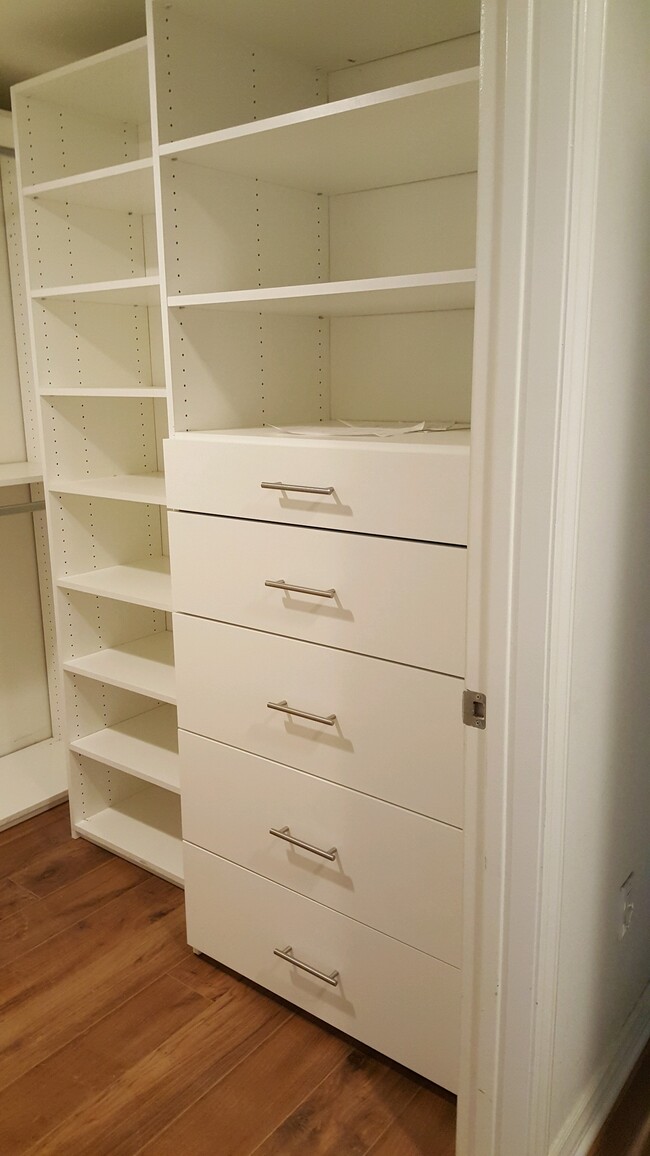 Designer closets - 5422 Hermitage Ave