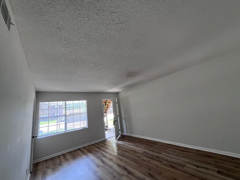 Building Photo - 6 Oak Forest Ln
