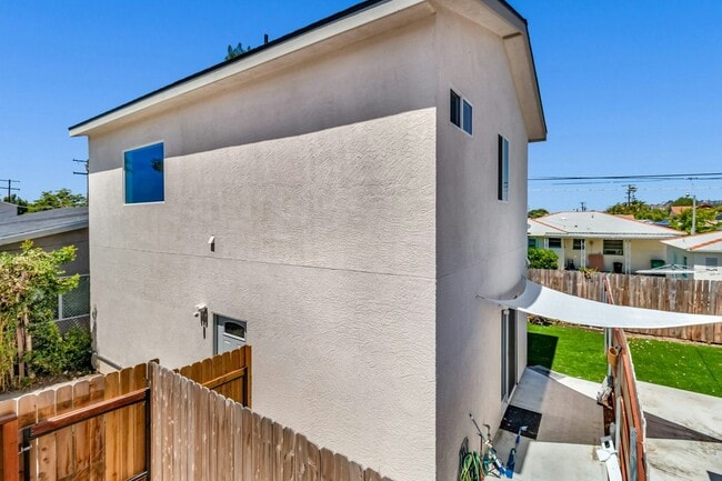 Building Photo - 6218 Pembroke Dr
