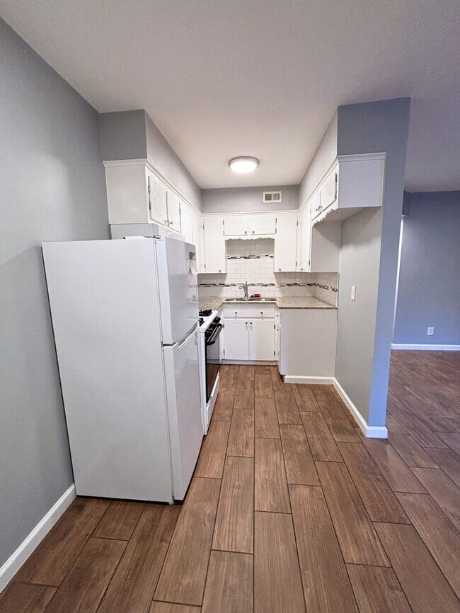 Building Photo - 1B/1B Beautiful Apartment!! **ALL BILLS PA...