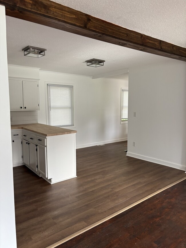 Building Photo - 307 N 12th Ave