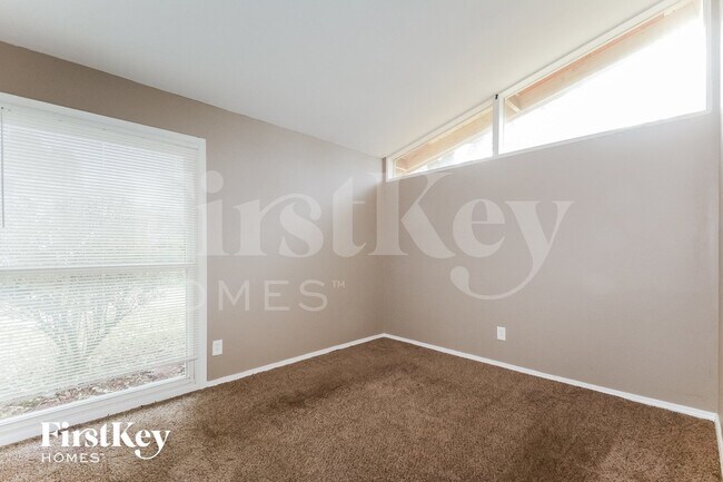 Building Photo - 2405 Brook Dr