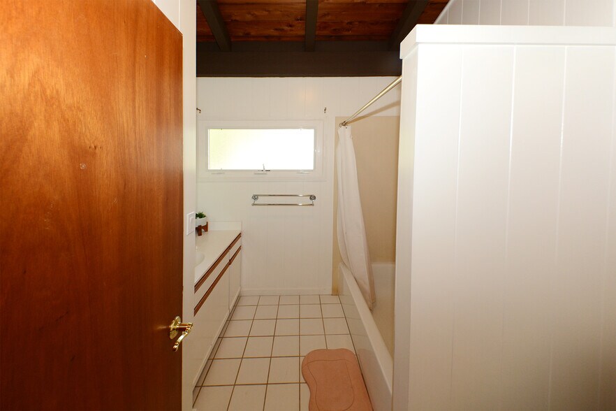 Building Photo - 2442 10th Ave