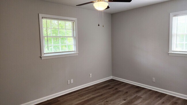 Building Photo - Turn the Key to Comfort & Convenience. MOV...