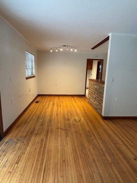 Building Photo - 852 N Xenophon Ave