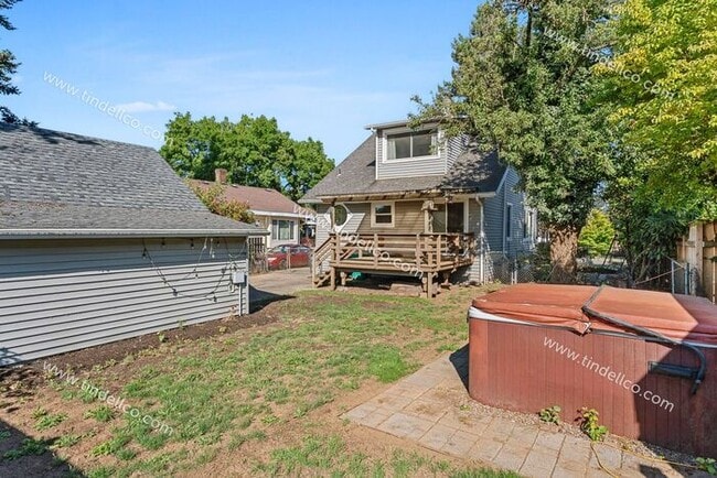 Building Photo - Charming 2-Bedroom + Bonus in University P...
