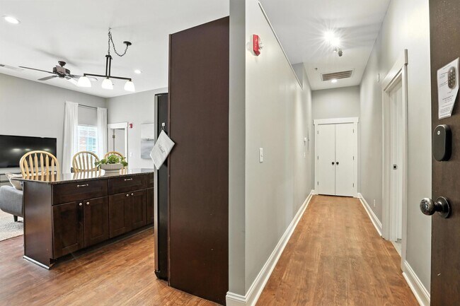 Building Photo - North Thomas 472-492