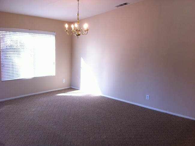 Building Photo - 3 BEDROOM HOME NEAR EAGLE RANCH COMMUNITY ...