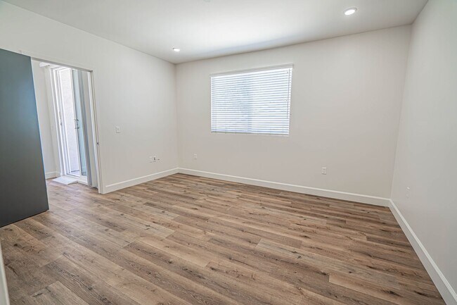Building Photo - Beautiful 1-Bedroom Condo with an Office Space in Sherman Oaks!