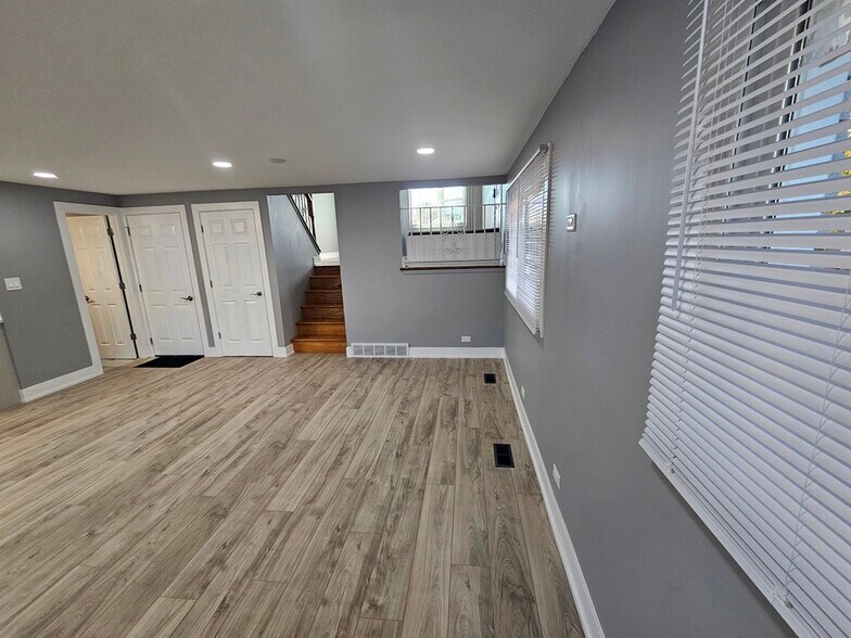 Building Photo - 1535 E Jane Ave