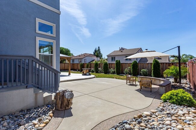 Building Photo - Gorgeous 4 Bedroom with SOLAR in Shadow Lakes!