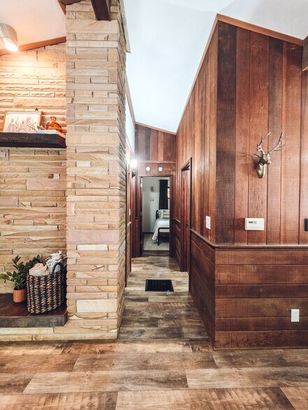 Building Photo - 1008 W Singing Woods Rd