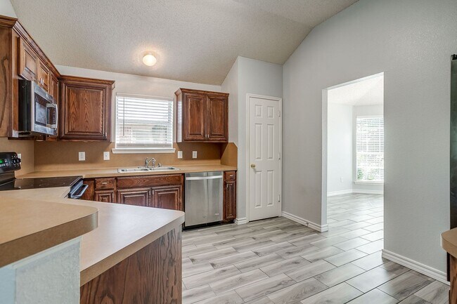 Building Photo - Welcome Home- Stylish 3 Bedroom, 2 Bath Ho...